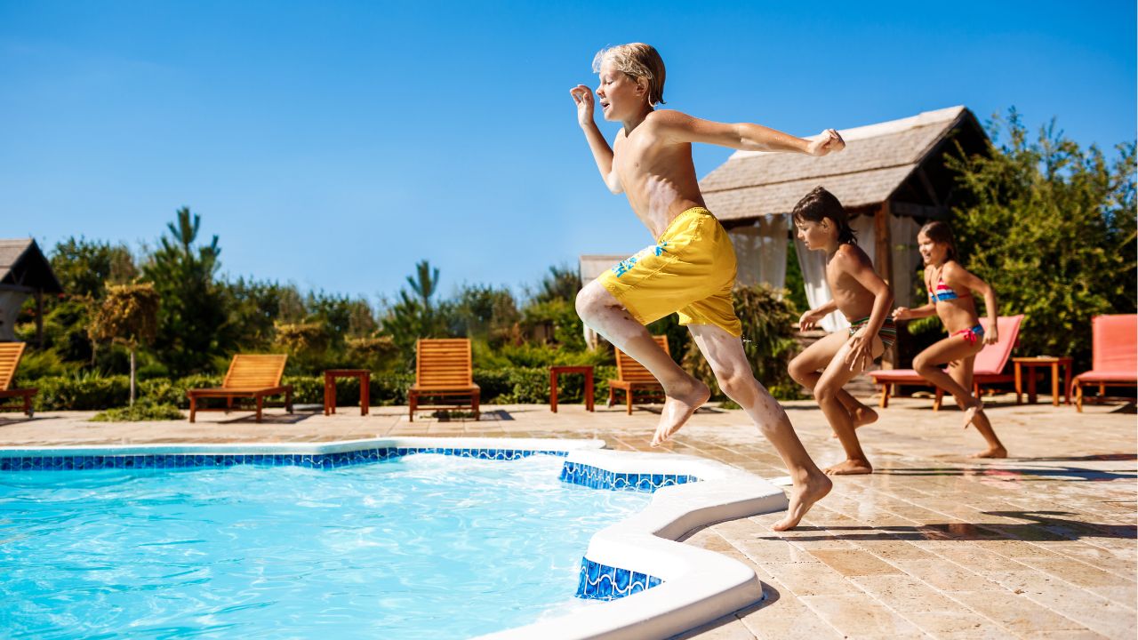  Three children running to jump into the pool | Hotel Packages